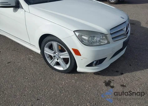2010 Mercedes-Benz C 300 Luxury/Sport z USA, uszkodzony, nr VIN WDDGF5EB1AF425669